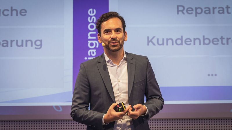 Juan Hahn ist einer der Organisatoren des Forschungsprojekts Autowerkstatt 4.0. Dieses will eine Methode entwickeln, aus Fehlercodes mithilfe künstlicher Intelligenz direkt die Fehlerursache zu ermitteln. (Bild: Stefan Bausewein)