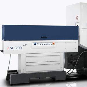 Außer einem Schwenklader bietet Emco diesen Kurzstangenlader des Typs SL1200 als ideales System für die Maxxturn 45 an, damit das Nachschieben und -laden von abgelängtem Stangenmaterial automatisch vonstatten gehen kann.