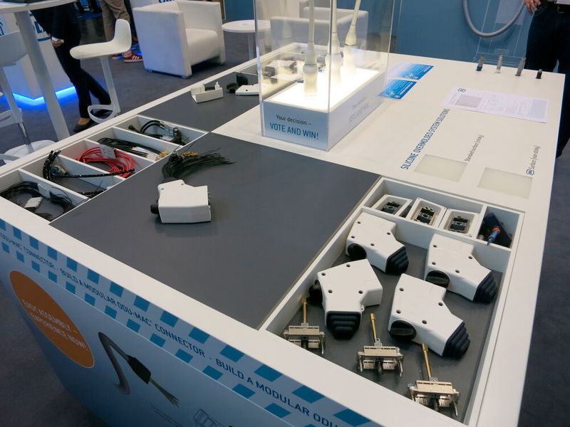 Am Messestand können Besucher selbst Hand anlegen und die Odu-Module zusammenbauen. (Bild: Devicemed/J. Engelke)