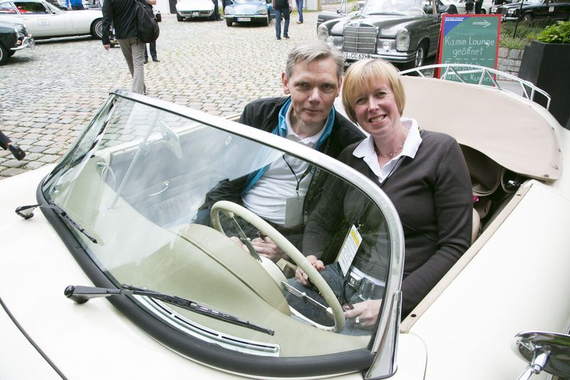 Sandra Bloch und Horst Seele von MBR Network GmbH im Porsche Speedster (Archiv: Vogel Business Media)