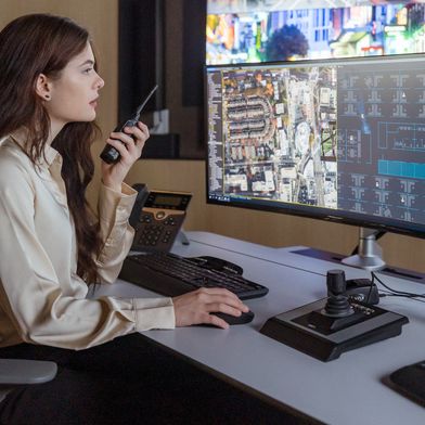 Integration von Video, Zutritt und Produktionsdaten: So schaffen Unternehmen eine ganzheitliche Sicherheit für die vernetzte Fertigung. (Bild: © stock.adobe.com)