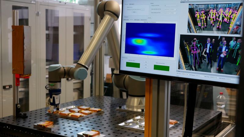 Wo befinden sich die menschlichen Mitarbeiter des Cobots während seiner Arbeit am häufigsten? Wann und wie kommen sie ihm so nahe, dass er seine Bewegungen verlangsamen oder einstellen muss? Im Projekt Robodashcam werden diese Daten gesammelt und von einer KI ausgewertet, um den Prozess bei gleichbleibender Sicherheit zu optimieren. Wo befinden sich die menschlichen Mitarbeiter des Cobots während seiner Arbeit am häufigsten? Wann und wie kommen sie ihm so nahe, dass er seine Bewegungen verlangsamen oder einstellen muss? Im Projekt Robodashcam werden diese Daten gesammelt und von einer KI ausgewertet, um den Prozess bei gleichbleibender Sicherheit zu optimieren.
