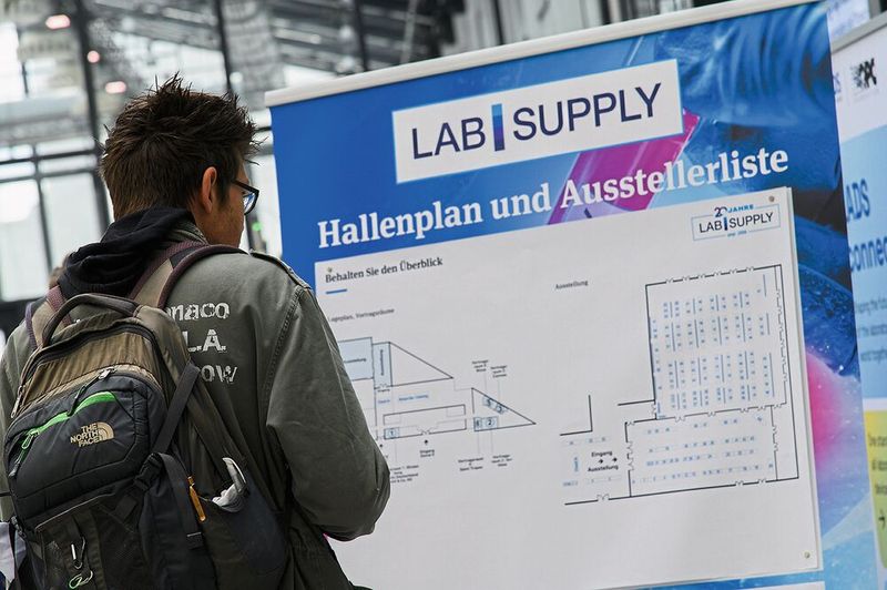 Dann galt es erst einmal, den Überblick zu behalten. Bei 180 Ausstellern und 6 Vortragsräumen gar nicht so einfach.   Mehr Infos zu den kommenden LAB-SUPPLY-Messen finden Sie auf www.lab-supply.info (Bild: Stefan Stark)