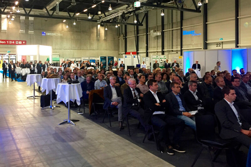 Die rund 350 Teilnehmer und 60 Aussteller des Swissmechanic Business Day 2017 folgten den interessanten Referate und Debatten in der Messe Luzern zum Thema Digitalisierung auf den Boden gebracht. (VBM / Sergio Caré)