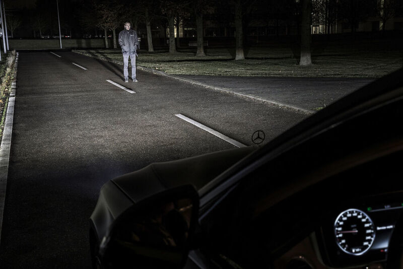 Digital Light erkennt über die Kamera- und Sensorsysteme im Fahrzeug andere Verkehrsteilnehmer und kann die Lichtverteilung optimal an die Umgebung anpassen. Dabei können die Köpfe der entgegenkommenden Verkehrsteilnehmer, zum Beispiel von Fußgängern, vom Lichtstrahl ausgespart werden, um so zuverlässig deren Blendung zu vermeiden. Aktiv oberhalb von 55 km/h.  (Daimler AG)
