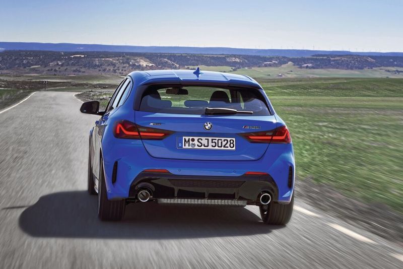 Antriebsseitig steht ein neuer 2,0-Liter-Vierzylinder-Turbo mit 225 kW/306 PS für die sportlichen Ambitionen des neuen Einsteiger-BMWs. (BMW)