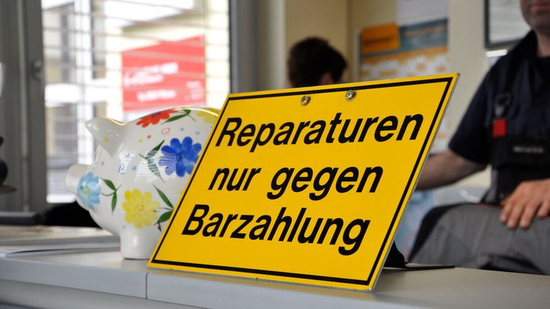 Barzahlung ist erlaubt, Arbeit ohne Rechnung nicht: 22 Prozent der Werkstätten berichten, dass Kunden vermehrt danach fragen. (Bild:  Schreiner – VCG)