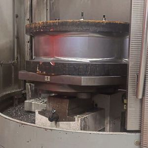 Von den Lagerschalen für den Schiffsmotor wird immer ein Paar gefertigt, was mit dem Hochvorschubfräser «DiPosFeed» von Ingersoll prozesssicher gelang. Das Werkstück hat einen Durchmesser von 800 mm und ist 400 mm hoch.(Bild:  Ingersoll)