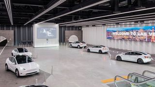 Auch beim Las Vegas Loop heißt es erst einmal: bitte warten! Wie lange die Wartezeit beträgt, bis man sich mit seinem Tesla einfädeln kann, bleibt offen.  (Bild: Ampnet/The Boring Company)