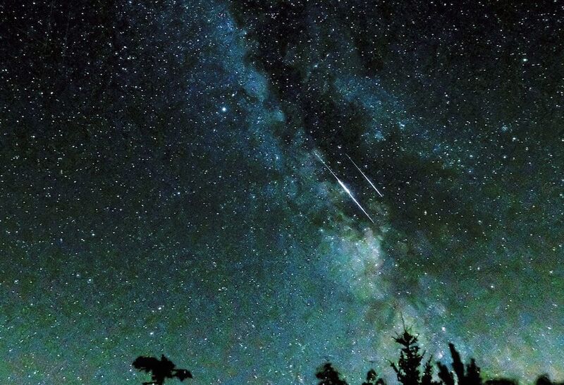 Sternschnuppen, die nicht vollständig verglühen, fallen als Meteoriten zu Boden. (gemeinfrei, Outaki)