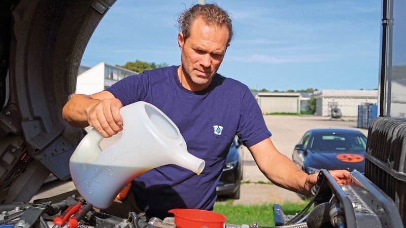 Beim zunächst genutzten Motoröl handelt es sich um das Einfahröl Shell HD 2140. Im Bild: Keyou-Mitarbeiter Günther Thalmeier.(Bild:  Diehl – VCG)