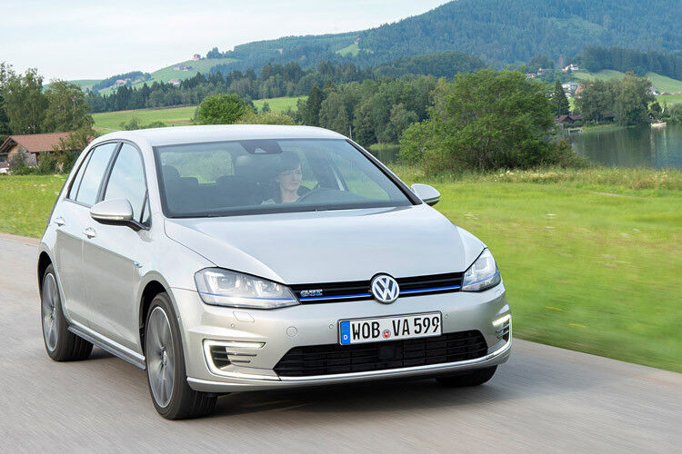 Nach der Vorstellung des rein elektrisch betriebenen E-Golf im Frühjahr dieses Jahres, zeigt Volkswagen jetzt eine weitere elektromobile Variante, die auch Käufern mit Reichweiten-Bedenken gefallen dürfte: den GTE. (Foto: Volkswagen)