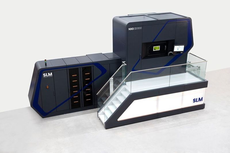 SLM Solutions hat mit der NXG XII 600 die nächste Generation seiner SLM-Maschinen präsentiert. Zwölf gleichzeitig arbeitende Laser mit jeweils bis zu 1 kW Leistung setzen die Produktivität der metallbasierten additiven Fertigung auf ein ganz neues Niveau. (SLM Solutions)