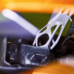 In der Verdeckmechanik des BMW i8 Roadster kommen bereits im 3-D-Druck hergestellte Metall-Anbindungsteile zum Einsatz.(Bild:  BMW)