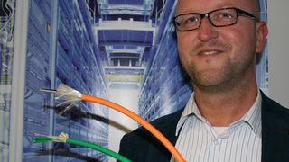 Gunnar Flau, Key Account Manager von Friesland Datacom, zeigt die neuen GL-zertifizierten Glasfaser-Leitungen (Friesland Datacom)