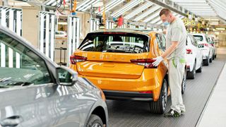 Skoda will sich zuerst auf die Fertigstellung der eingelagerten Autos konzentrieren. (Bild: Skoda)