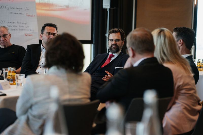 In den anschließenden Roundtable-Gesprächen wurden die Themen vertieft. Eine der Fragen in der von Prof. Sauer moderierten Gesprächsrunde: Braucht eine nach innen wie außen wehrhafte Demokratie eine Dienst- oder Wehrpflicht? (©Manuel Emme Fotografie)