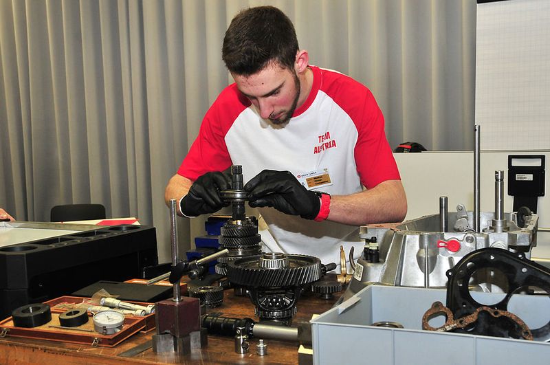 ... Markus Hirner sucht hier den Fehler in einem Ford-Getriebe, ... (Schmidt/»kfz-betrieb«)