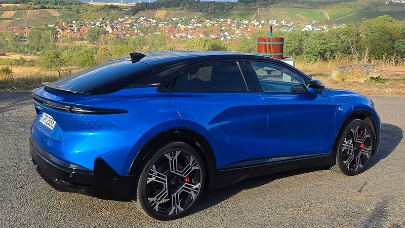 1. Das Design: Der Alpine A 390 ist vor allem in der Lackierung Bleu Vision Alpine mit dem kontrastierenden, schwarzen Dach und den riesigen, 21 Zoll großen Leichtmetallrädern im Snowflake-Design ein echter Hingucker. Alpine hat sich, wie viele andere Hersteller, für eine durchgängige, schlanke Lichtleiste im sanft abfallenden Heck entschieden. Der dezente Spoiler unter der Heckscheibe verbessert nicht nur die Aerodynamik, sondern sorgt auch für eine Extra-Prise Sportlichkeit. Die breiten Seitenschweller hingegen verpassen dem A 390 einen Crossover-Charakter. Ein nettes Designgimmick sind die Dreiecke unter der Lichtleiste im Heck.  (Bild: Mauritz – VCG)