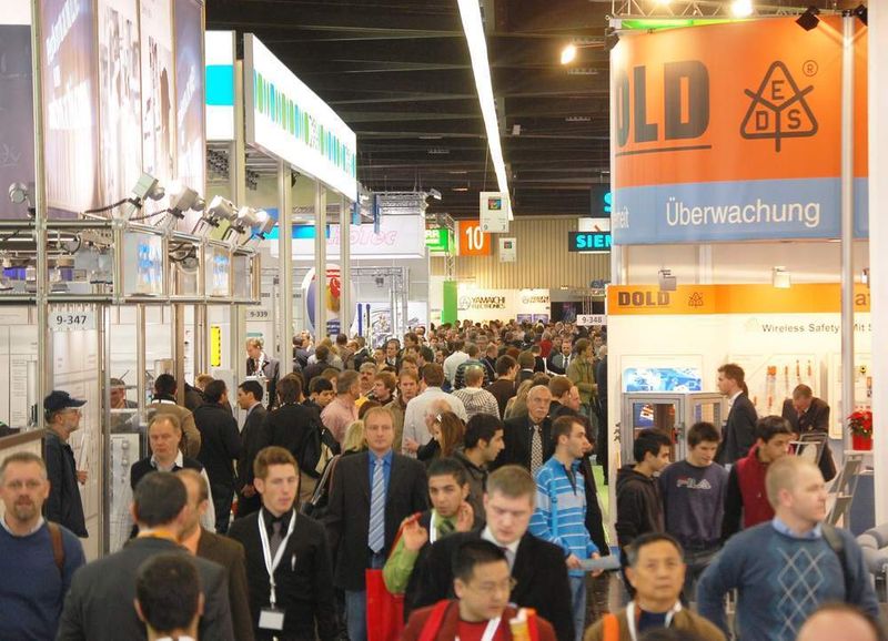 Verlängerte Öffnungszeiten: Die SPS/IPC/DRIVES öffnet in diesem Jahr auch am ersten Messetag ihre Türen bis 19 Uhr. Damit ist mehr Zeit für ausführliche Gespräche zwischen Anwendern und Anbietern. (Archiv: Vogel Business Media)