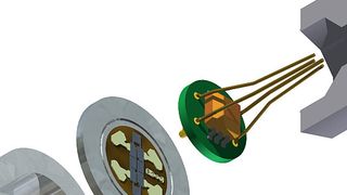 Die im Forschungsprojekt HoTSens zu entwickelnde Hochtemperatur-Systemlösung soll nicht nur bei 300 °C arbeiten, sondern auch wesentlich kompakter werden. Die Auswerteelektronik sitzt direkt hinter der Sensorik. So kann auf die bisher üblichen langen und störanfälligen Kabelverbindungen verzichtet werden. Die Explosionszeichnung zeigt Dünnfilmsensor, Hochtemperaturelektronik und Gehäuse im Detail. (Grafik: Siegert Thinfilm Technology)