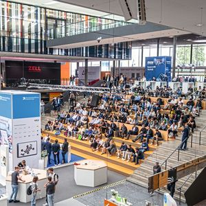 Die «AMB Stage» ist zentraler Treffpunkt für den fachlichen Austausch – auch 2026 bietet sie ein praxisnahes Vortragsprogramm zu den Fokusthemen der Messe.(Bild:  Valentin Marquardt)