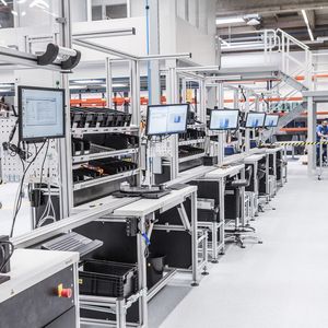 Frequenzumrichter-Fertigung in Bielefeld: Um die Durchführung komplexer Arbeitsschritte zu vereinfachen, hat Boge zusammen mit einem Entwicklungspartner eine intelligente Montage inklusive digitalisiertem Assistenzsystem entwickelt.