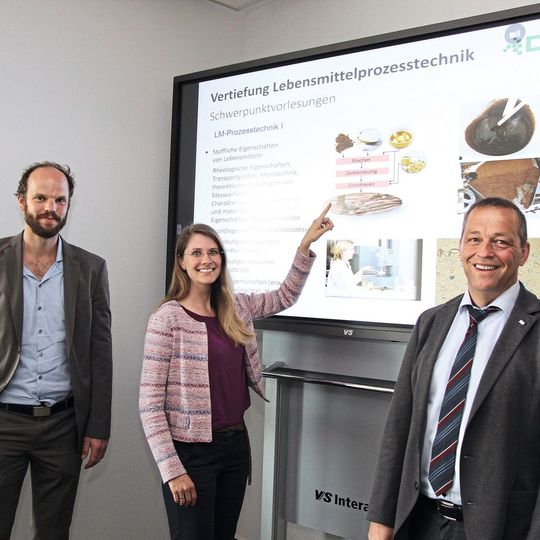 PHWT-Präsident Prof. Dr. Ludger Bölke informierte gemeinsam mit Dr. Dana Middendorf und Clemens Hollah (v. r.) vom Deutschen Institut für Lebensmitteltechnik in Quakenbrück über den neuen Schwerpunkt „Lebensmittelprozesstechnik“ für Mechatronik-Studierende.(Bild:  Daniel Meier/PHWT)