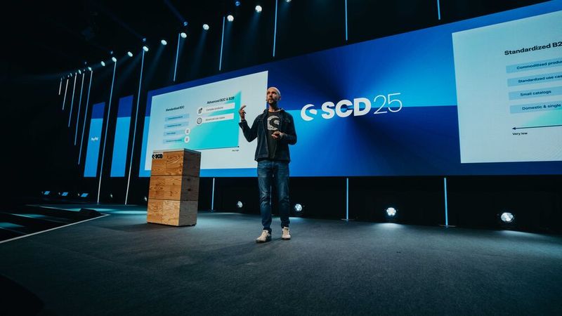 Shopware Co-CEO Sebastian Hamann präsentierte die Produktneuheiten. (Bild: Shopware)