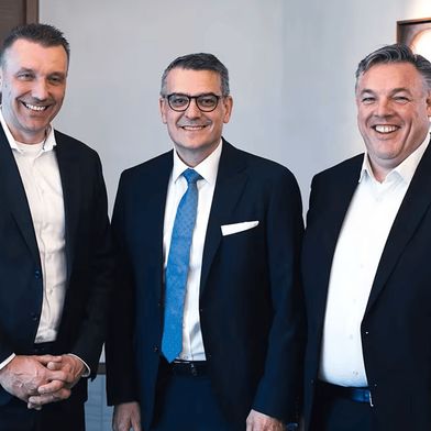 At the signing (left to right): Christian Müller (Co-CEO Schwarz Digits), Oliver Dörre (CEO HENSOLDT), Rolf Schumann (Co-CEO Schwarz Digits). (Source: Schwarz Digits)