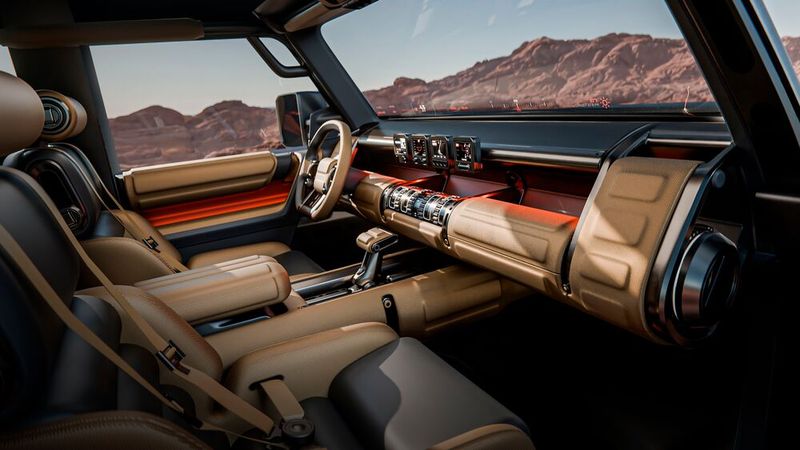 Innen gibt es eine reduzierte Bildschirmauswahl, haptische Tasten und Dreipunkt-Gurte. (Bild: Hyundai)