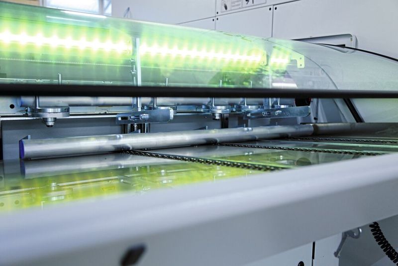 Vue de l'embarreur du Nakamura pour les barres d'un diamètre allant jusqu'à 50 mm, pour la fabrication 24 heures sur 24.  (Source : Matthias Böhm)