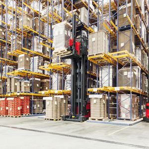 Die neuen K-Geräte von Linde Material Handling überzeugen mit Hubhöhen bis 18 Meter sowie verbesserter Ergonomie und ein  Plus an Performance und Sicherheit – nicht zuletzt dank dem «Dynamic Reach Control», das Pendelbewegungen des Mastes wirksam ausgleicht.