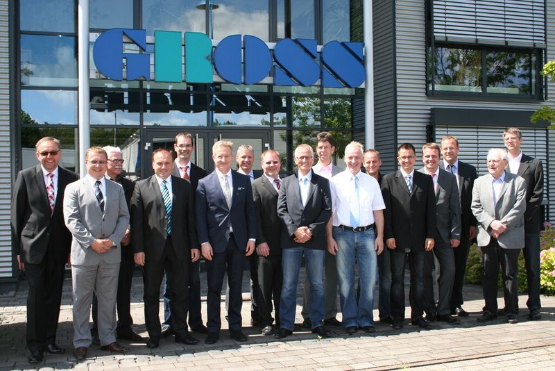 Die Airgroup GmbH & Co. KG begann ihre Arbeit mit der Unterzeichnung der Gesellschafterverträge durch die Geschäftsführer der 18 Partnerbetriebe am 1. Juli 2013 in Wettenberg. (Bild: Airgroup)