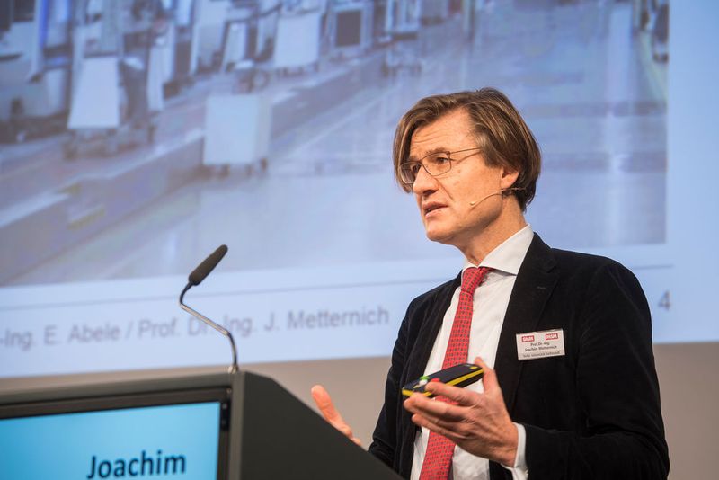 Prof. Dr. Ing. Joachim Metternich, Technische Universität Darmstadt zeigt die Chancen von Industrie 4.0 für den Maschinenbau auf. (Thomas Entzeroth)