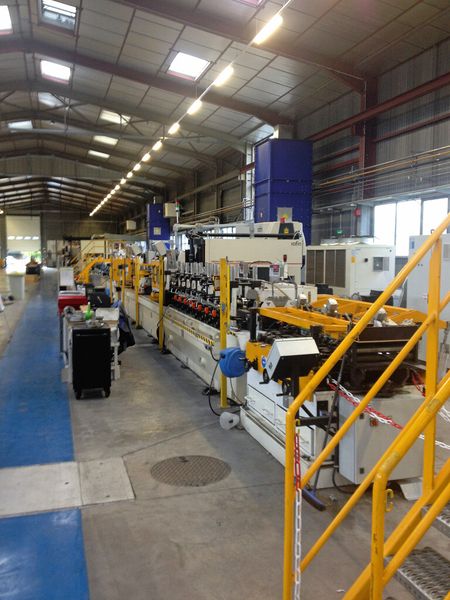 Bild 2: Fertigungslinie für das Laserschweißen von Edelstahlrohren im Endlosprozess. (Bild: Rofin)