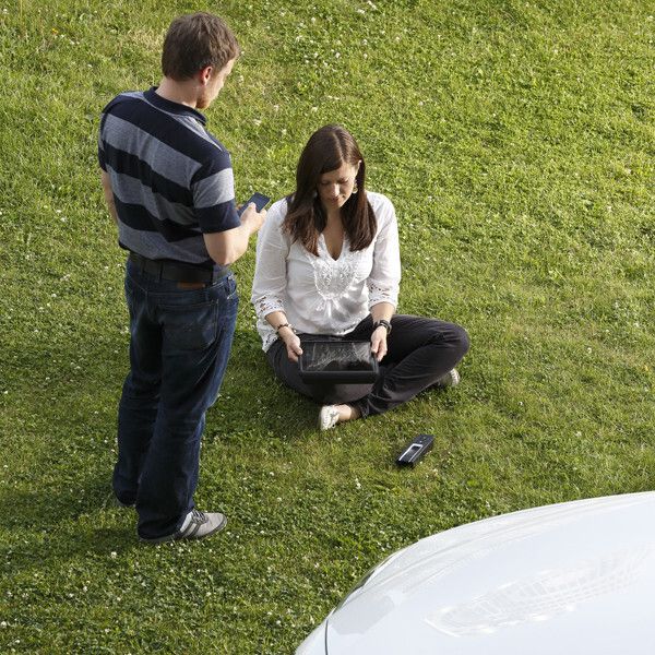 Der integrierte Akku ermöglicht die Nutzung auch außerhalb des Autos (Bild: BMW)