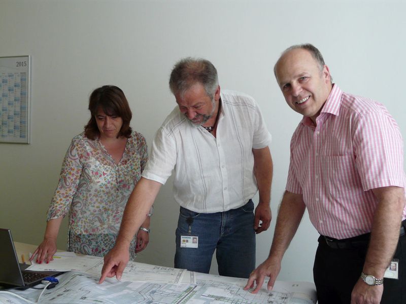 Bild 4: Verantwortlich für die Koordination mit dem Kunden und die Standardisierung der Elektroplanung: Sabine Graw, Martin Fritz und Teamleiter Jürgen Göhringer (von links). (Bild: Eplan)