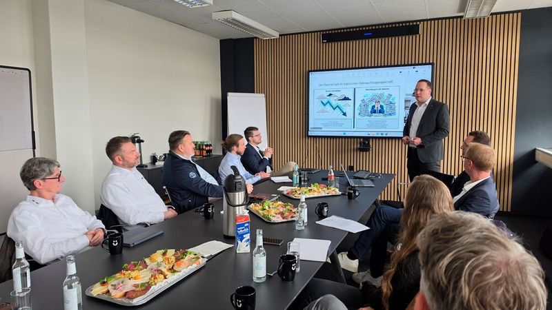 Michael Skule Langbehn, Verkaufsleiter Pkw Gebrauchtwagen bei der Süverkrüp-Gruppe, und sein engagiertes Team präsentierten der Jury ihr neuestes Digitalprojekt. Das Ziel: Kunden möglichst effizient zur maßgeschneiderten Finanzierung zu bringen – ohne statische und zeitraubende Einzelkalkulationen, sondern mit einem digitalisierten und automatisierten Angebotsprozess. (Bild: Mauritz – VCG)