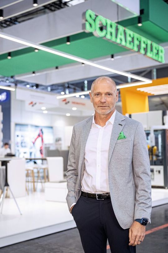Als Partner mit breiter Fertigungsexpertise realisieren wir schon heute Anlagen mit Blick auf die Anforderungen von morgen.“ Bernd Wollenick, Senior Vice President Schaeffler Special Machinery.(Bild:  Schaeffler/Daniel Karmann)