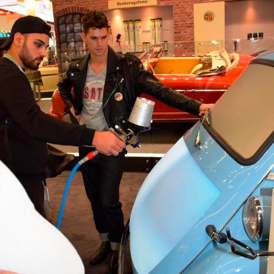 Unter dem Motto Paint and Win können Besucher auf dem Sata-Stand ihre Lackierkünste an einem Lackiersimulator unter Beweis stellen.(Bild:  Schweitzer)