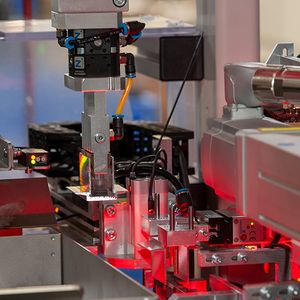 Gleichzeitiges Greifen und Vermessen führt zu mehr Effizienz und einer höheren Qualität in der Anlage für die Solarindustrie. (Bild:  Zimmer Group)