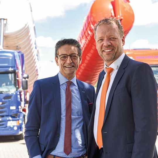Rui Macedo (l.), CEO Sievert Handel Transporte, und Jürgen Greiwing (r.), Geschäftsführender Gesellschafter von Greiwing logistics for you, richteten gemeinsam die diesjährige Mitgliederversammlung des Kunststoffland NRW aus. Rui Macedo (l.), CEO Sievert Handel Transporte, und Jürgen Greiwing (r.), Geschäftsführender Gesellschafter von Greiwing logistics for you, richteten gemeinsam die diesjährige Mitgliederversammlung des Kunststoffland NRW aus.