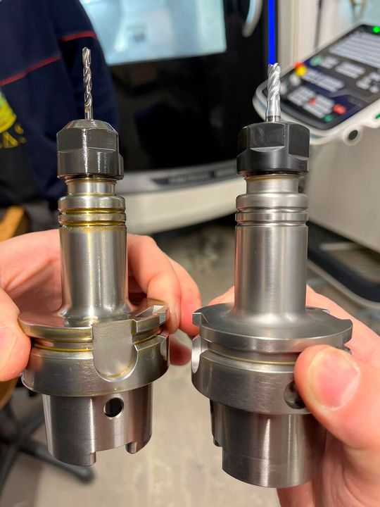 Sichtbarer Unterschied: Werkzeughalter vor der Umstellung (links) und nach Einsatz auf Bonderite L‑MR 21637 (rechts) (Bild:  Henkel)