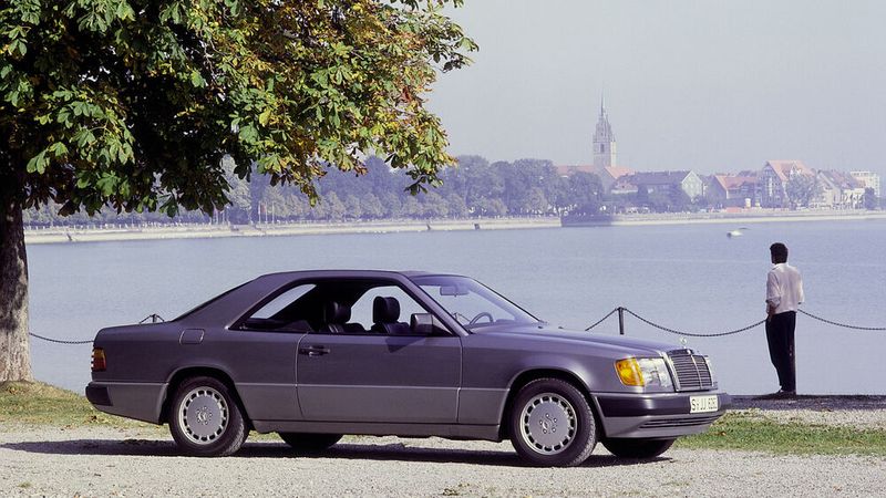 Im März 1987 erweiterte Mercedes-Benz erneut das Programm mit zwei Coupé-Typen, die als dritte Karosserievariante das Angebot vervollständigten. Es bestand eine enge Verwandtschaft zur Limousine. Allerdings wurde die Bodengruppe des Viertürers so verändert, dass das Coupé einen 8,5 Zentimeter kürzeren Radstand aufwies. Das unterstrich den sportlichen Charakter des Zweitürers und machte ihn zu einer konstruktiv und formal eigenständigen Karosserievariante. Es trug von Anfang an die breiten Seitenplanken, ohne Chrom, bevor diese bei den übrigen Karosserieversionen eingeführt wurden, jedoch einheitlich in zwei verschiedenen Grautönen. (Bild: Mercedes-Benz)