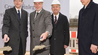 Grundsteinlegung im Mercedes-Benz-Werk Bremen: Senator Martin Günthner, Andreas Kellermann, Leiter Mercedes-Benz Werk Bremen, Rudi Hammerschmidt, Leiter Produktionsplanung Daimler AG, und Dr. Thomas Liedtke, Rohbauleiter im Werk Bremen (v. l.).  (Bild: Daimler)