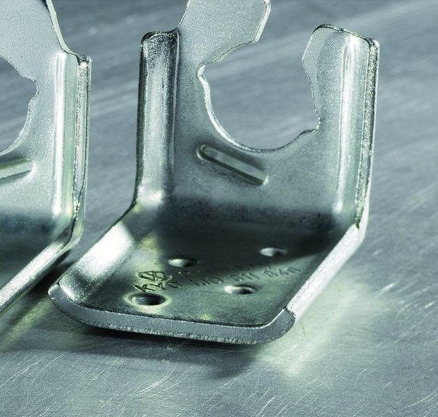 Bild 1: Bei traditionellen L-Haltern werden diese mit einigen Schweißpunkten an der Karosserie befestigt. (Archiv: Vogel Business Media)