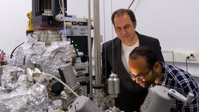 El Dr. Alexander Weismann (izq.) y el Dr. Arnab Banerjee estudian la excitación de las moléculas bajo el microscopio de efecto túnel. (Imagen:Sophie Humbert, Universidad de Kiel)