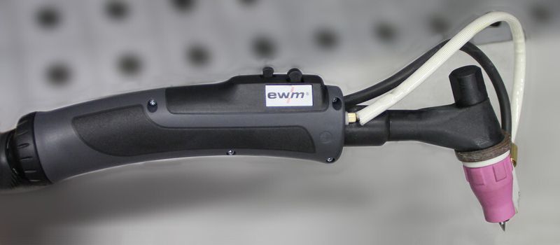WIG-Schweißbrenner mit mechanisierter Drahtzufuhr in der Heißdrahtausführung. (Bild: EWM)