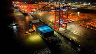 Das chinesische Containerschiff Kawa Ningbo der 2.500-TEU-Klasse liegt an der Kaie des Jadeweserport in Wilhelmshaven (Bild: Jadeweserport)